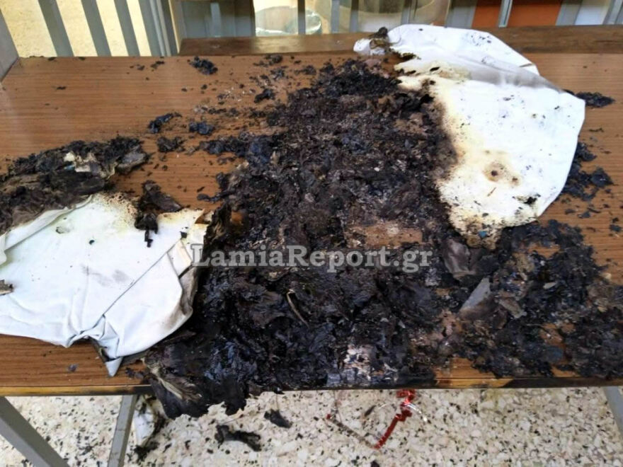 Λαμία: Γκρέμισαν πόρτες, έβαλαν φωτιά σε καρέκλες και θρανία σε σχολεία