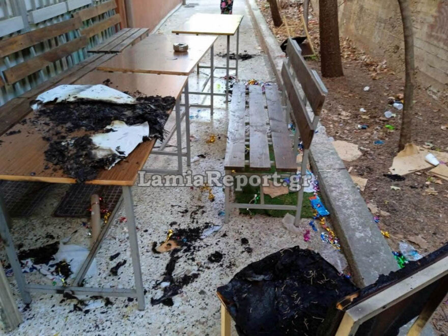 Λαμία: Γκρέμισαν πόρτες, έβαλαν φωτιά σε καρέκλες και θρανία σε σχολεία