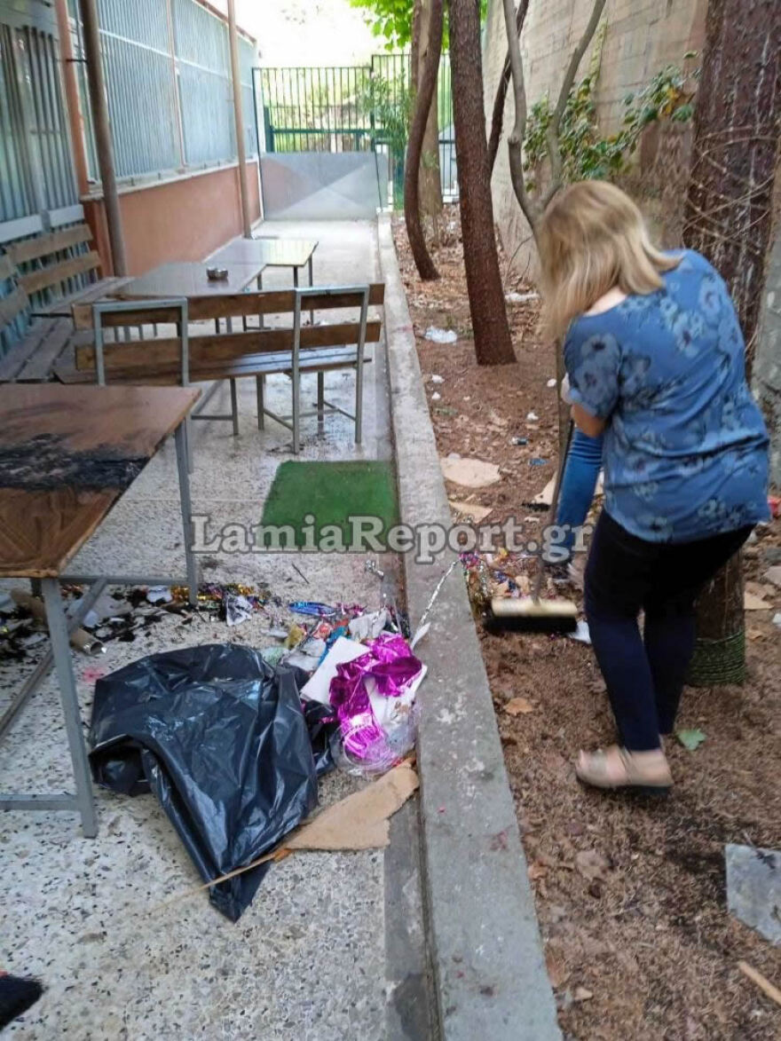 Λαμία: Γκρέμισαν πόρτες, έβαλαν φωτιά σε καρέκλες και θρανία σε σχολεία