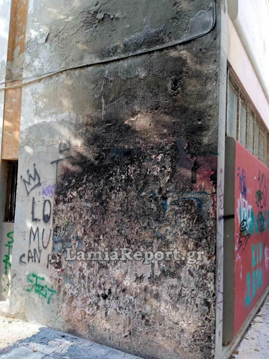 Λαμία: Γκρέμισαν πόρτες, έβαλαν φωτιά σε καρέκλες και θρανία σε σχολεία
