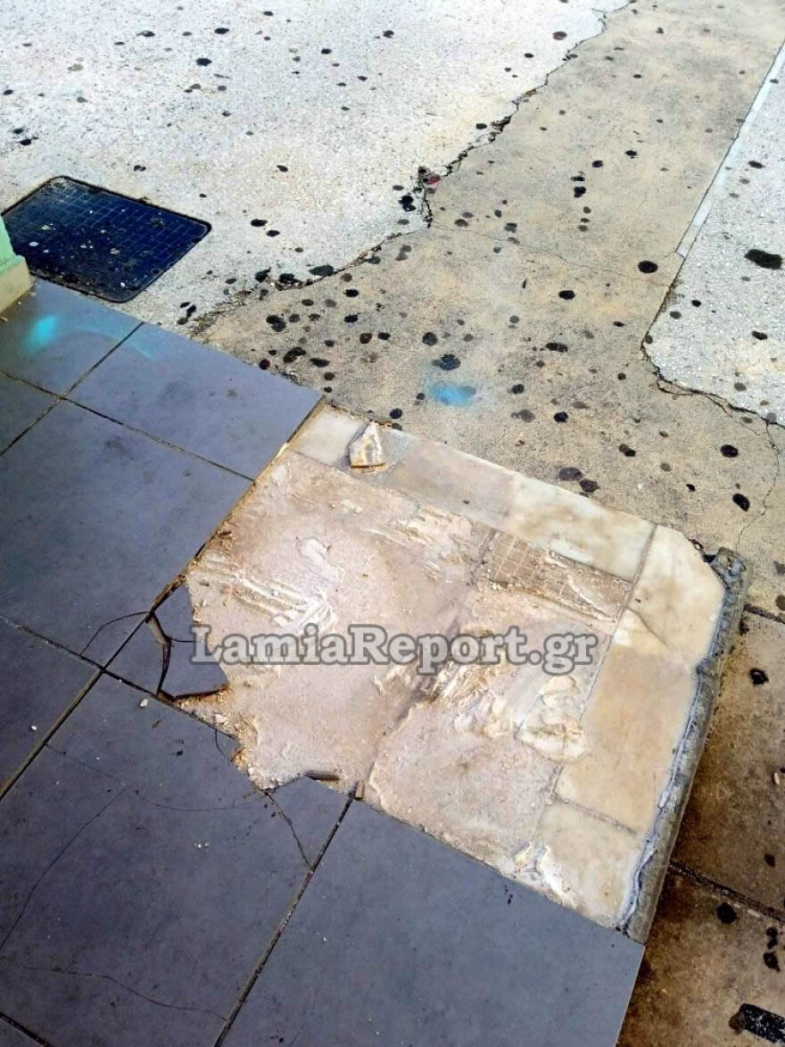 Λαμία: Γκρέμισαν πόρτες, έβαλαν φωτιά σε καρέκλες και θρανία σε σχολεία