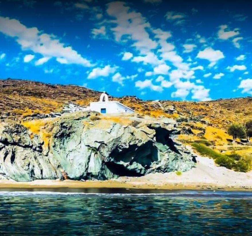 Χαλκολιμιώνας: Μια παραλία στην Άνδρο με αμμουδιά και βότσαλο σε αρμονία