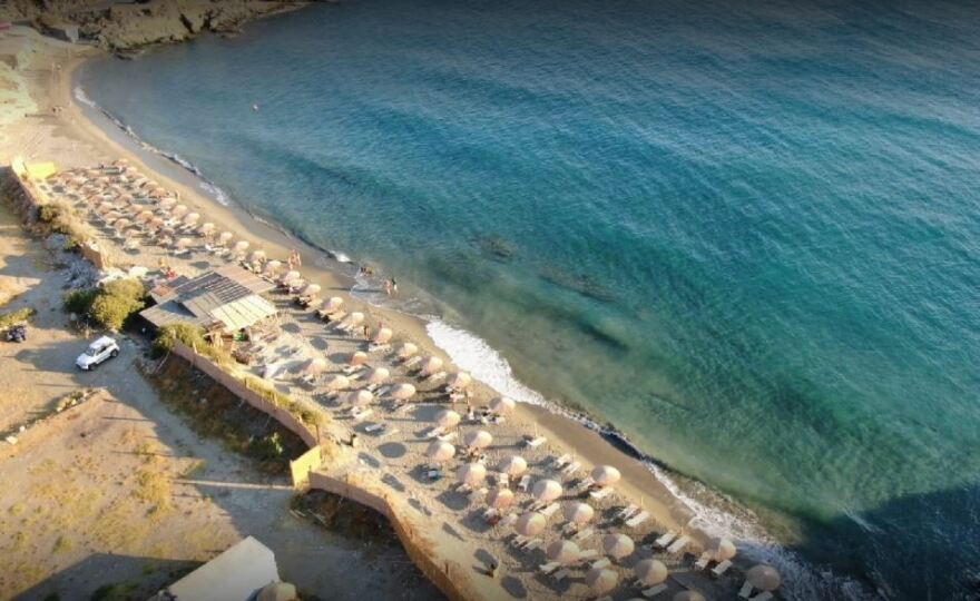 Χαλκολιμιώνας: Μια παραλία στην Άνδρο με αμμουδιά και βότσαλο σε αρμονία