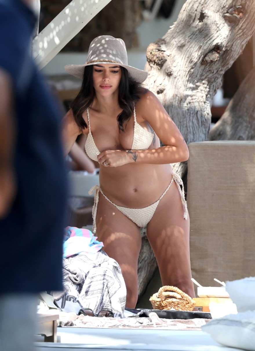 Νεϊμάρ: Φωτογραφίες της εγκυμονούσας συντρόφου του, Μπρούνα, από τη Μύκονο