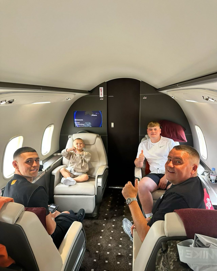 Φιλ Φόντεν: Στέλνει χαιρετίσματα από τη Μύκονο - Κλέβει την παράσταση ο γιος του, έφτασε τα 2,3 εκατ. followers