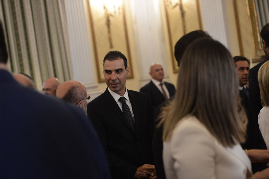 Ορκωμοσία νέας κυβέρνησης: Χαμόγελα, αγκαλιές και πειράγματα στα πηγαδάκια - Δείτε φωτογραφίες