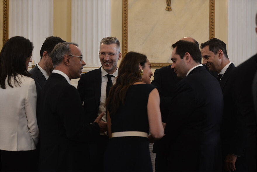 Ορκωμοσία νέας κυβέρνησης: Χαμόγελα, αγκαλιές και πειράγματα στα πηγαδάκια - Δείτε φωτογραφίες