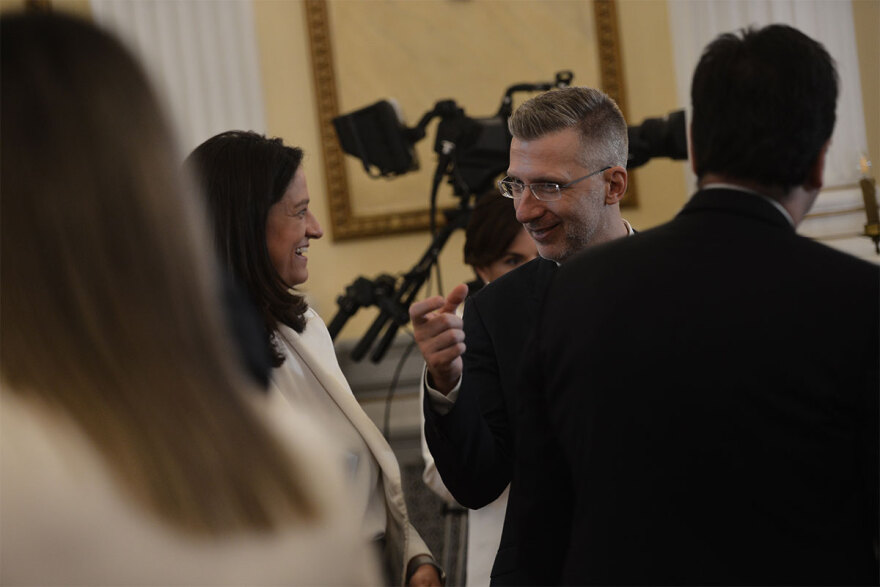 Ορκωμοσία νέας κυβέρνησης: Χαμόγελα, αγκαλιές και πειράγματα στα πηγαδάκια - Δείτε φωτογραφίες