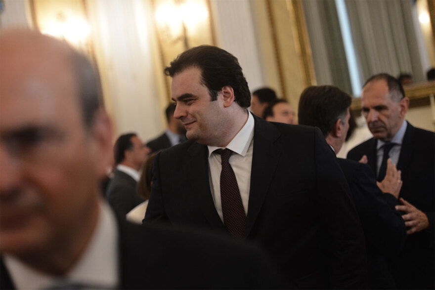 Ορκωμοσία νέας κυβέρνησης: Χαμόγελα, αγκαλιές και πειράγματα στα πηγαδάκια - Δείτε φωτογραφίες