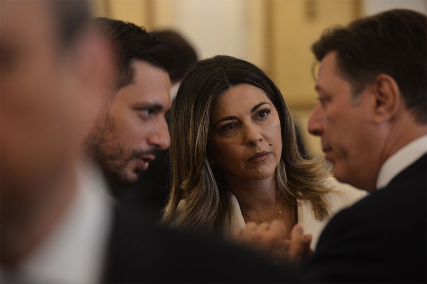 Ορκωμοσία νέας κυβέρνησης: Χαμόγελα, αγκαλιές και πειράγματα στα πηγαδάκια - Δείτε φωτογραφίες