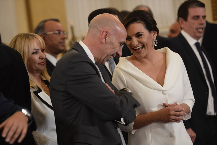 Ορκωμοσία νέας κυβέρνησης: Χαμόγελα, αγκαλιές και πειράγματα στα πηγαδάκια - Δείτε φωτογραφίες