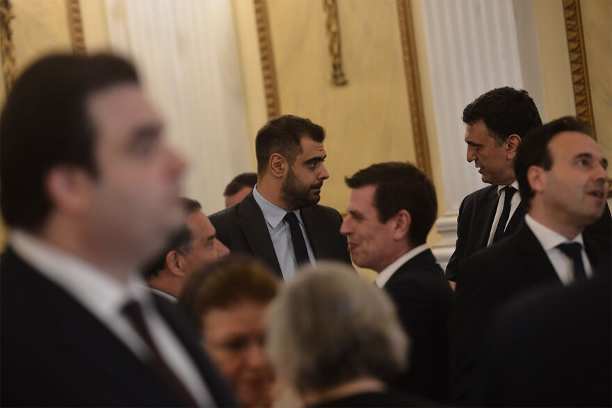 Ορκωμοσία νέας κυβέρνησης: Χαμόγελα, αγκαλιές και πειράγματα στα πηγαδάκια - Δείτε φωτογραφίες