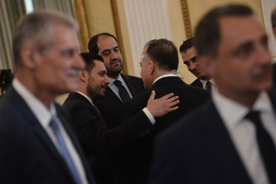 Ορκωμοσία νέας κυβέρνησης: Χαμόγελα, αγκαλιές και πειράγματα στα πηγαδάκια - Δείτε φωτογραφίες