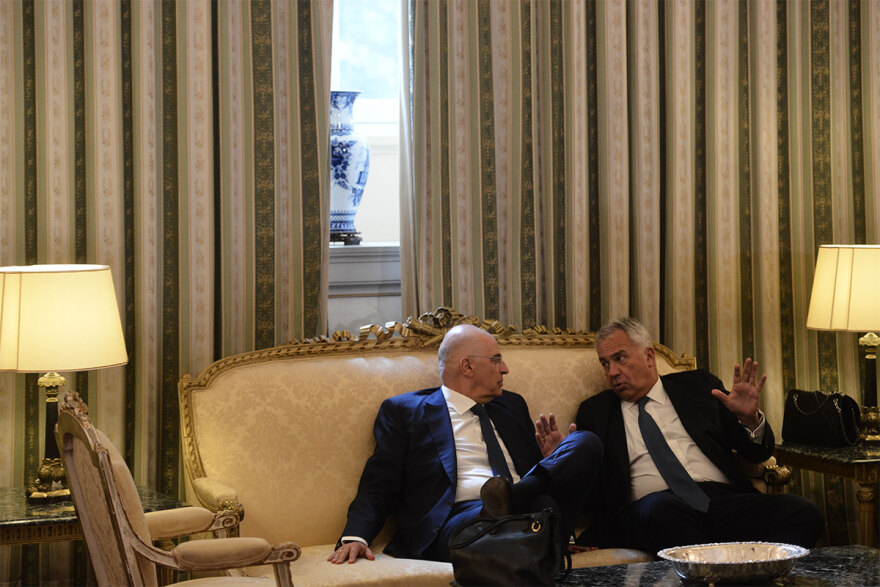 Ορκωμοσία νέας κυβέρνησης: Χαμόγελα, αγκαλιές και πειράγματα στα πηγαδάκια - Δείτε φωτογραφίες