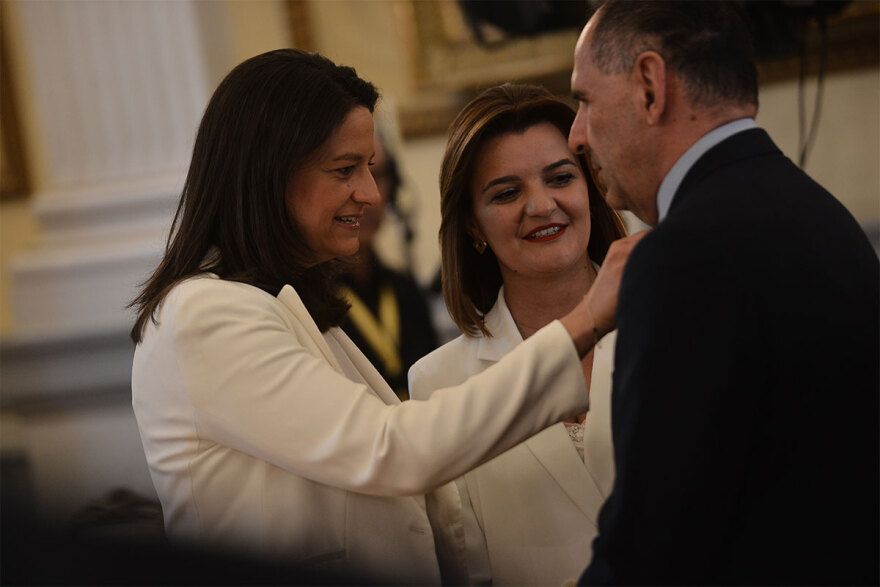 Ορκωμοσία νέας κυβέρνησης: Χαμόγελα, αγκαλιές και πειράγματα στα πηγαδάκια - Δείτε φωτογραφίες