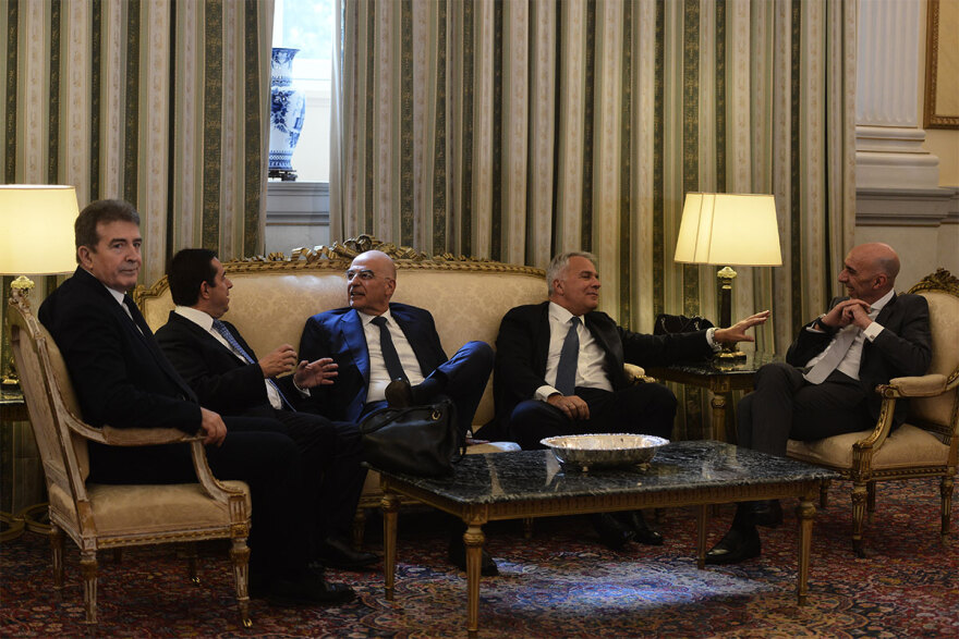 Ορκωμοσία νέας κυβέρνησης: Χαμόγελα, αγκαλιές και πειράγματα στα πηγαδάκια - Δείτε φωτογραφίες