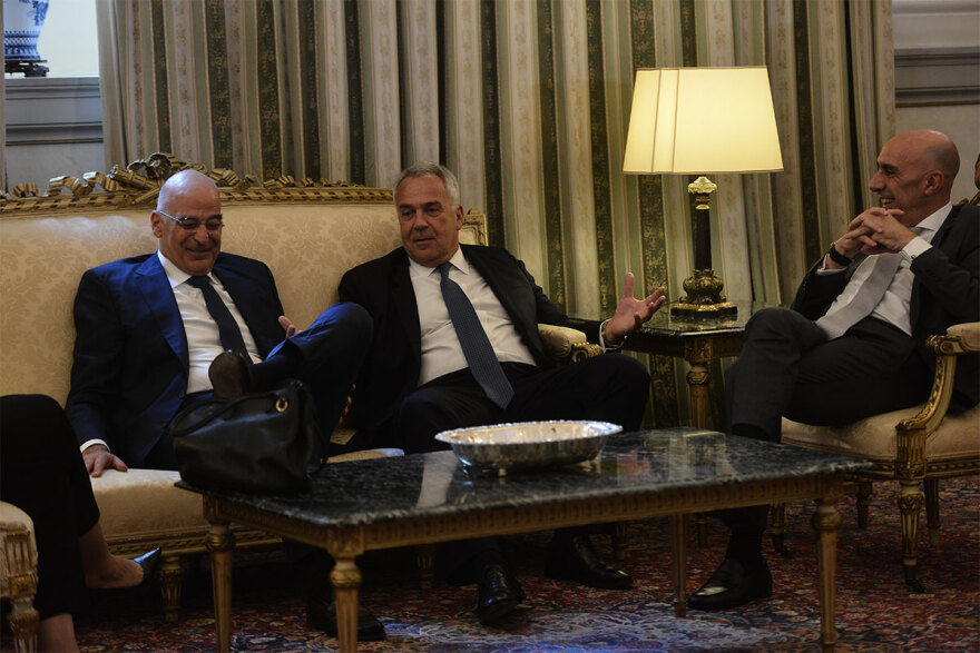 Ορκωμοσία νέας κυβέρνησης: Χαμόγελα, αγκαλιές και πειράγματα στα πηγαδάκια - Δείτε φωτογραφίες