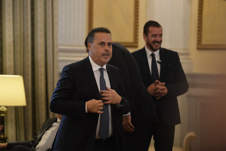 Ορκωμοσία νέας κυβέρνησης: Χαμόγελα, αγκαλιές και πειράγματα στα πηγαδάκια - Δείτε φωτογραφίες