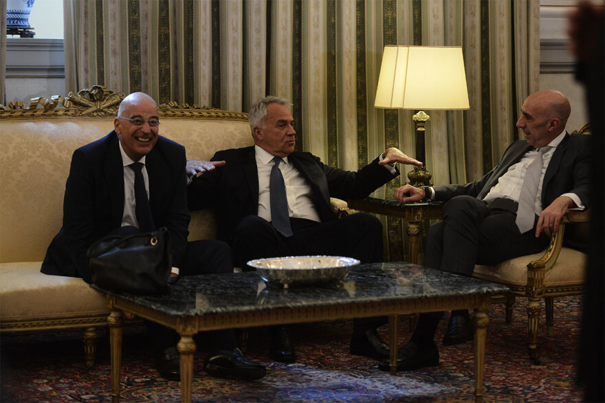 Ορκωμοσία νέας κυβέρνησης: Χαμόγελα, αγκαλιές και πειράγματα στα πηγαδάκια - Δείτε φωτογραφίες