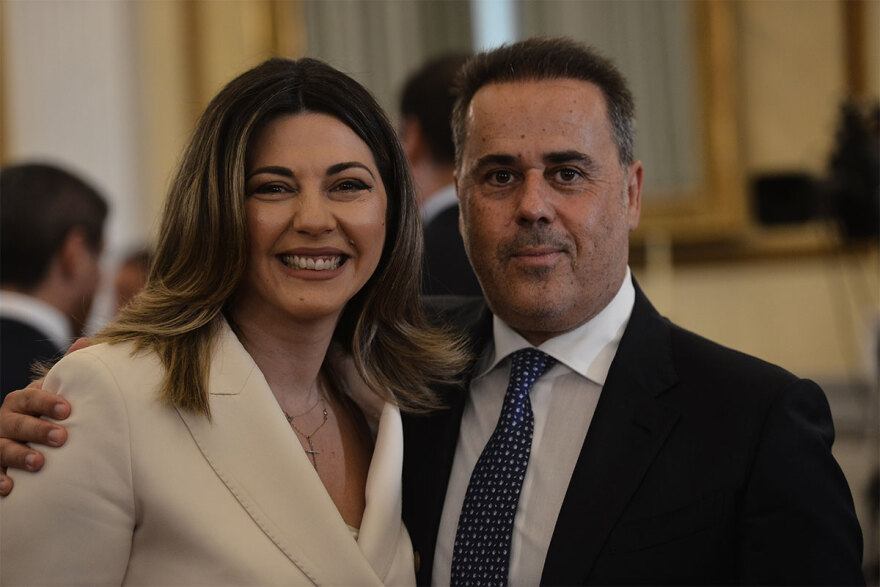 Ορκωμοσία νέας κυβέρνησης: Χαμόγελα, αγκαλιές και πειράγματα στα πηγαδάκια - Δείτε φωτογραφίες