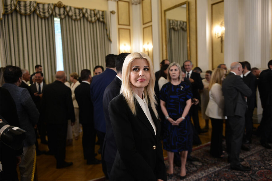 Ορκωμοσία νέας κυβέρνησης: Χαμόγελα, αγκαλιές και πειράγματα στα πηγαδάκια - Δείτε φωτογραφίες