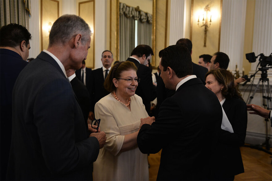 Ορκωμοσία νέας κυβέρνησης: Χαμόγελα, αγκαλιές και πειράγματα στα πηγαδάκια - Δείτε φωτογραφίες