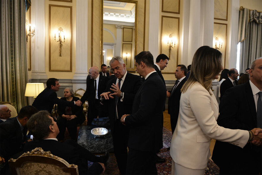 Ορκωμοσία νέας κυβέρνησης: Χαμόγελα, αγκαλιές και πειράγματα στα πηγαδάκια - Δείτε φωτογραφίες