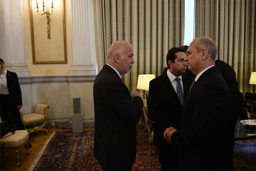 Ορκωμοσία νέας κυβέρνησης: Χαμόγελα, αγκαλιές και πειράγματα στα πηγαδάκια - Δείτε φωτογραφίες