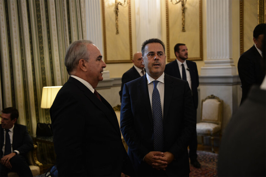 Ορκωμοσία νέας κυβέρνησης: Χαμόγελα, αγκαλιές και πειράγματα στα πηγαδάκια - Δείτε φωτογραφίες