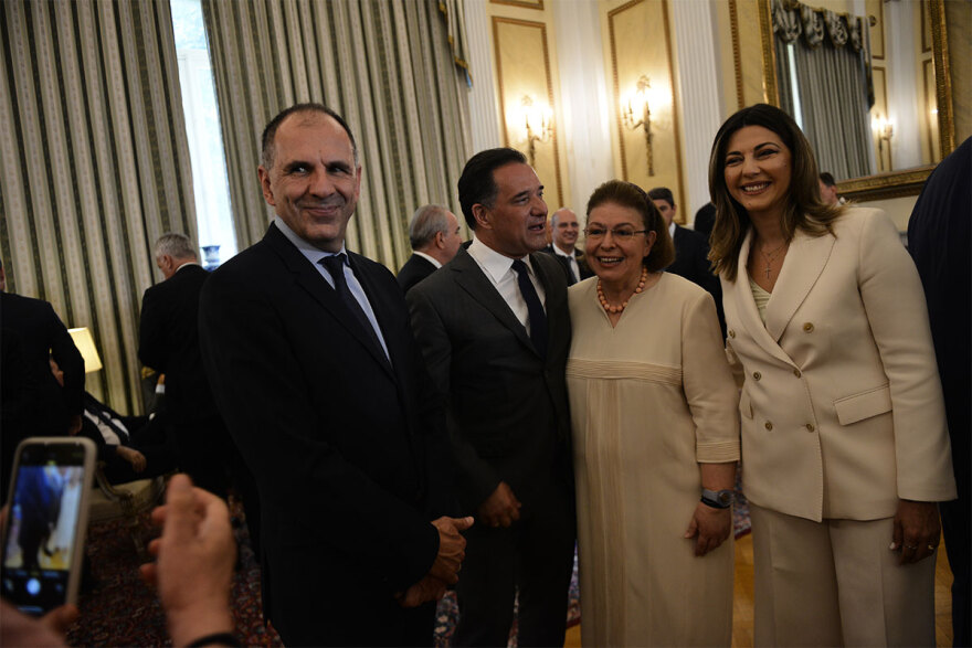 Ορκωμοσία νέας κυβέρνησης: Χαμόγελα, αγκαλιές και πειράγματα στα πηγαδάκια - Δείτε φωτογραφίες