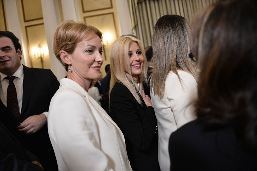 Ορκωμοσία νέας κυβέρνησης: Χαμόγελα, αγκαλιές και πειράγματα στα πηγαδάκια - Δείτε φωτογραφίες