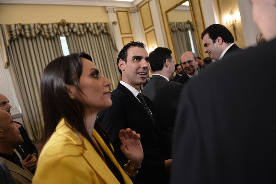 Ορκωμοσία νέας κυβέρνησης: Χαμόγελα, αγκαλιές και πειράγματα στα πηγαδάκια - Δείτε φωτογραφίες