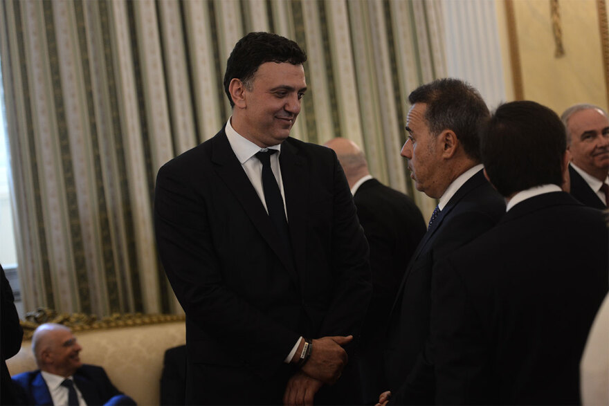 Ορκωμοσία νέας κυβέρνησης: Χαμόγελα, αγκαλιές και πειράγματα στα πηγαδάκια - Δείτε φωτογραφίες