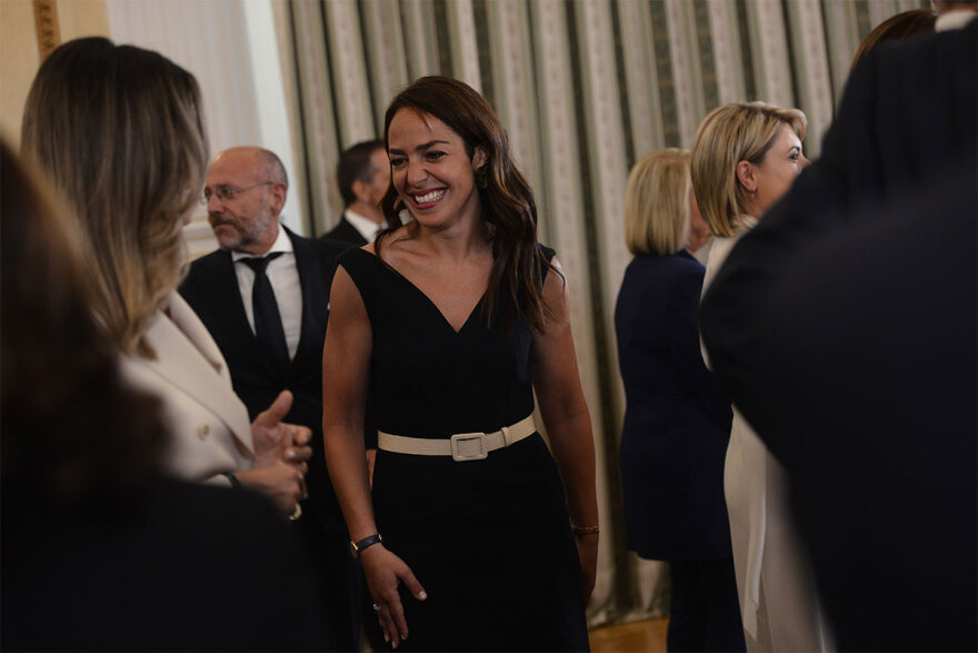 Ορκωμοσία νέας κυβέρνησης: Χαμόγελα, αγκαλιές και πειράγματα στα πηγαδάκια - Δείτε φωτογραφίες