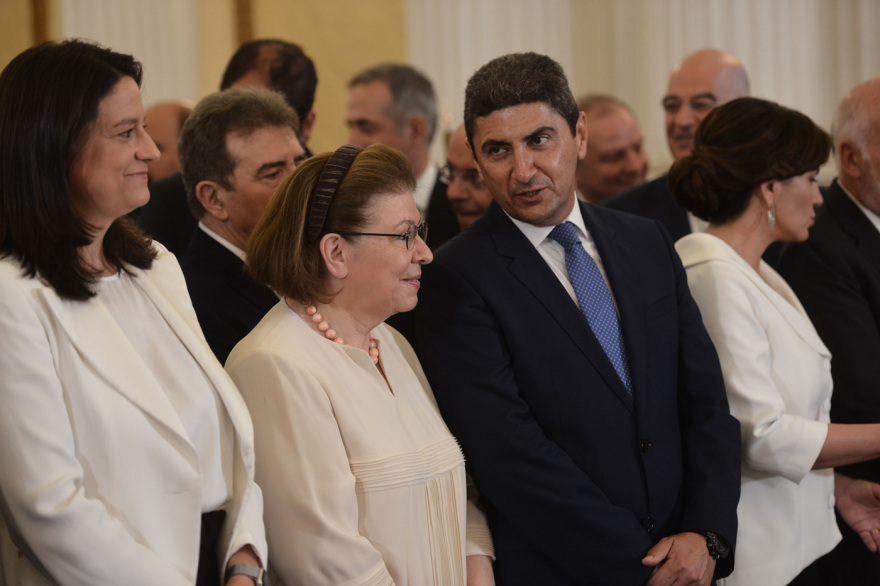 Ορκωμοσία νέας κυβέρνησης: Χαμόγελα, αγκαλιές και πειράγματα στα πηγαδάκια - Δείτε φωτογραφίες