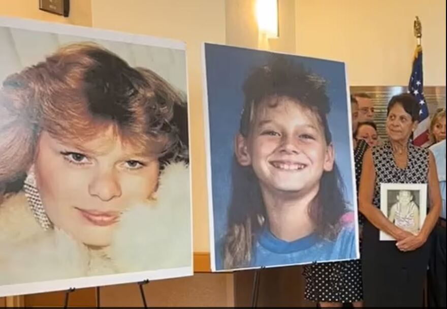 Βιαστής και δολοφόνος 11χρονης χτυπά τον δικηγόρο του στο δικαστήριο λίγο πριν καταδικαστεί εις θάνατον - Βίντεο