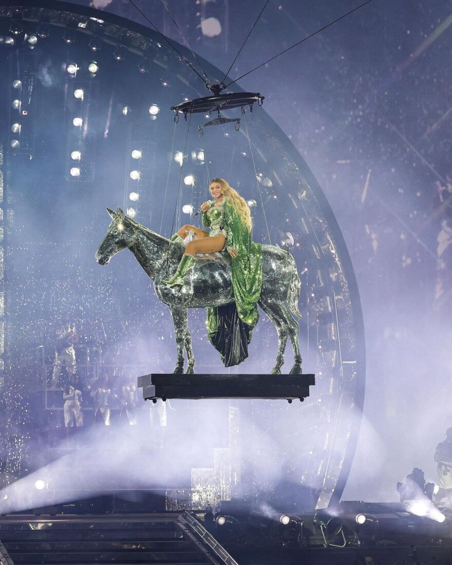 Μπιγιονσέ: «Αιωρείται» στη συναυλία της - Δείτε φωτογραφίες