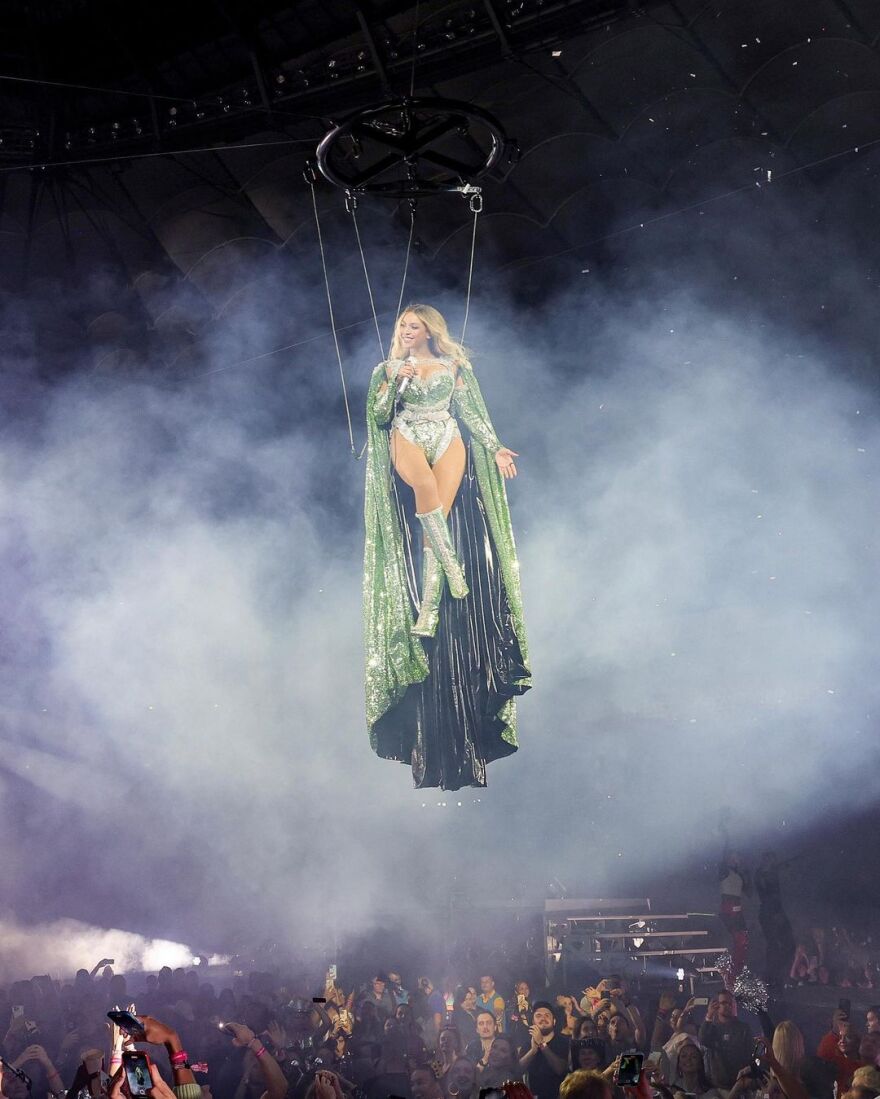Μπιγιονσέ: «Αιωρείται» στη συναυλία της - Δείτε φωτογραφίες