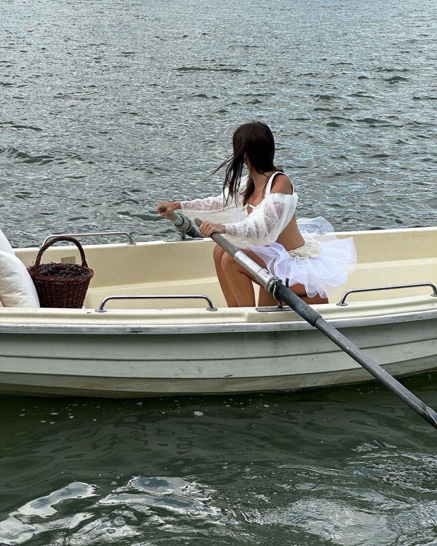 Έμιλι Ραταϊκόφσκι: Τραβάει... κουπί στις Βερσαλλίες - Δείτε το βίντεο