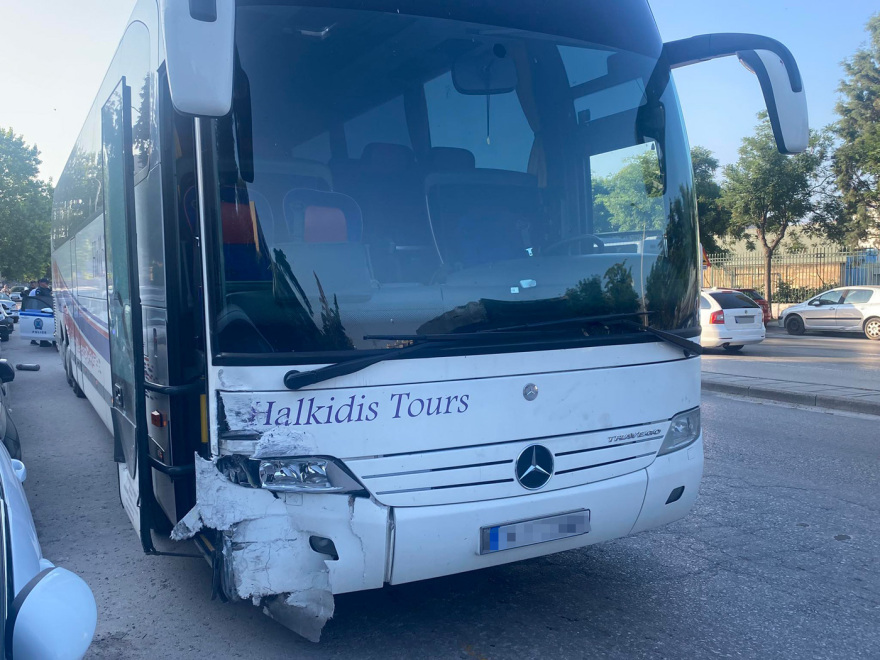 Θεσσαλονίκη: Τουριστικό λεωφορείο έπεσε σε 10 σταθμευμένα αυτοκίνητα στην Εγνατία