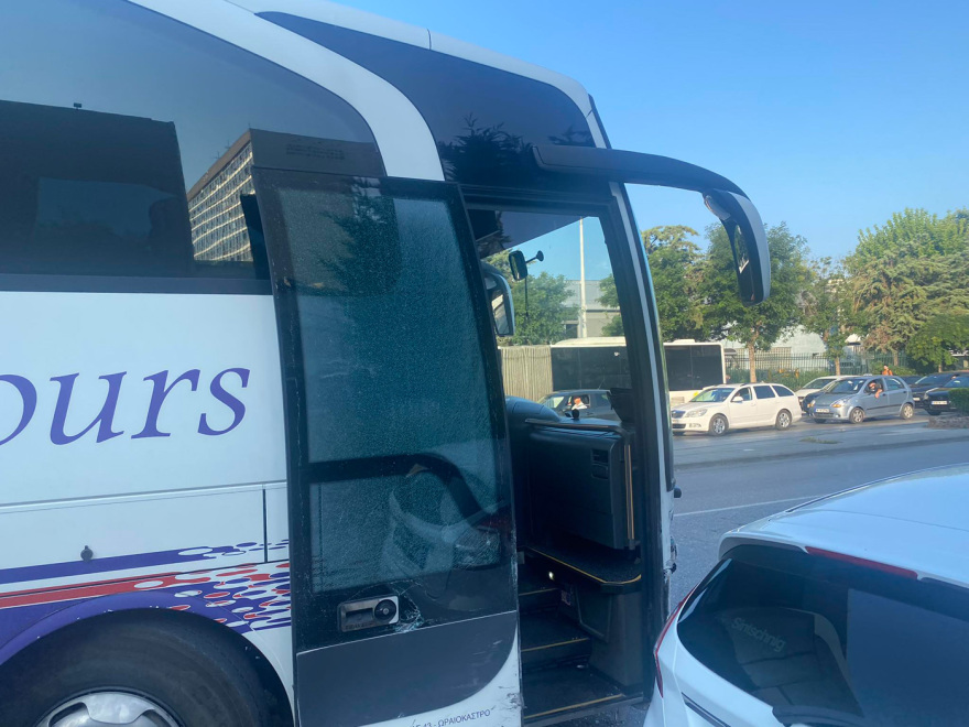 Θεσσαλονίκη: Τουριστικό λεωφορείο έπεσε σε 10 σταθμευμένα αυτοκίνητα στην Εγνατία