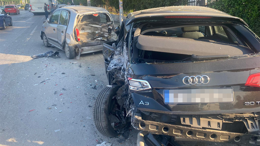 Θεσσαλονίκη: Τουριστικό λεωφορείο έπεσε σε 10 σταθμευμένα αυτοκίνητα στην Εγνατία