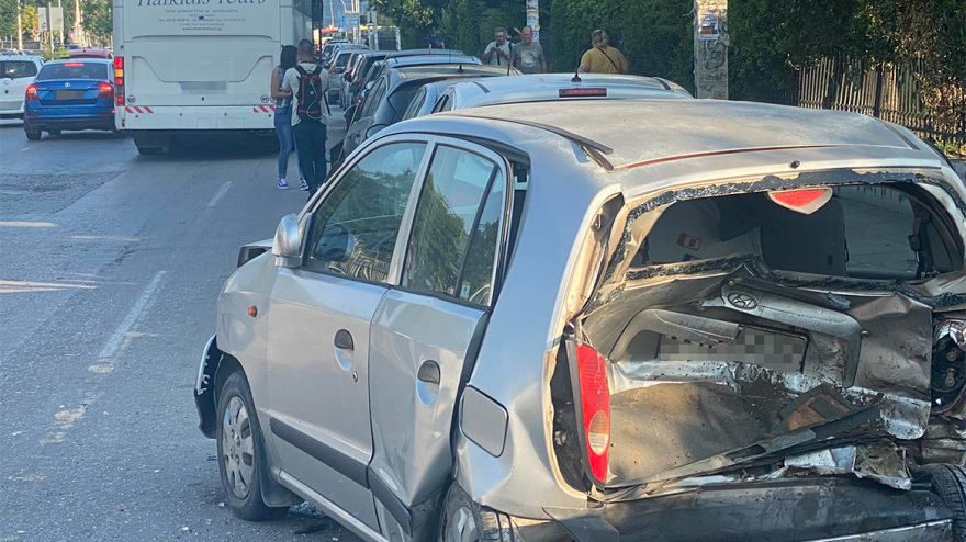Θεσσαλονίκη: Τουριστικό λεωφορείο έπεσε σε 10 σταθμευμένα αυτοκίνητα στην Εγνατία