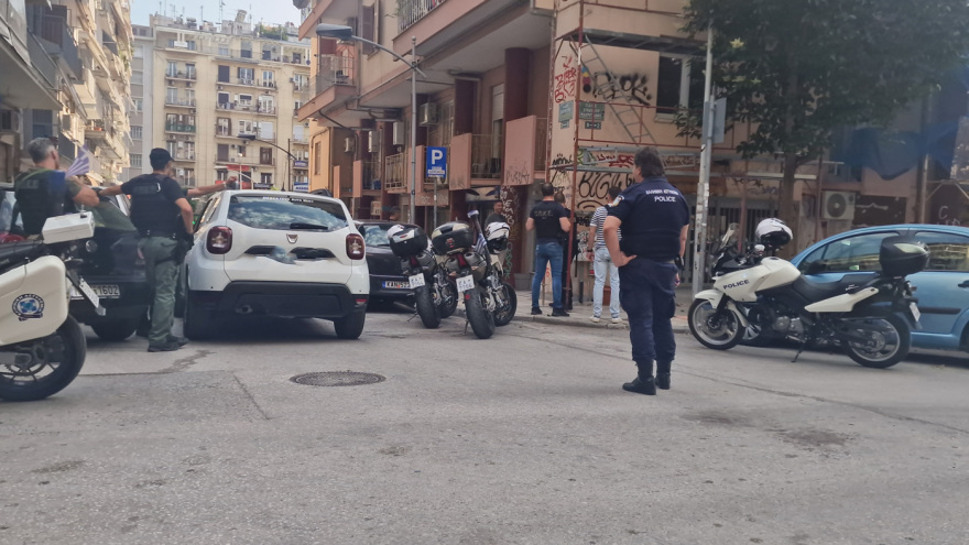 Θεσσαλονίκη: Άνδρας κυνηγούσε με μαχαίρι 17χρονο και μετά «ταμπουρώθηκε» σε διαμέρισμα