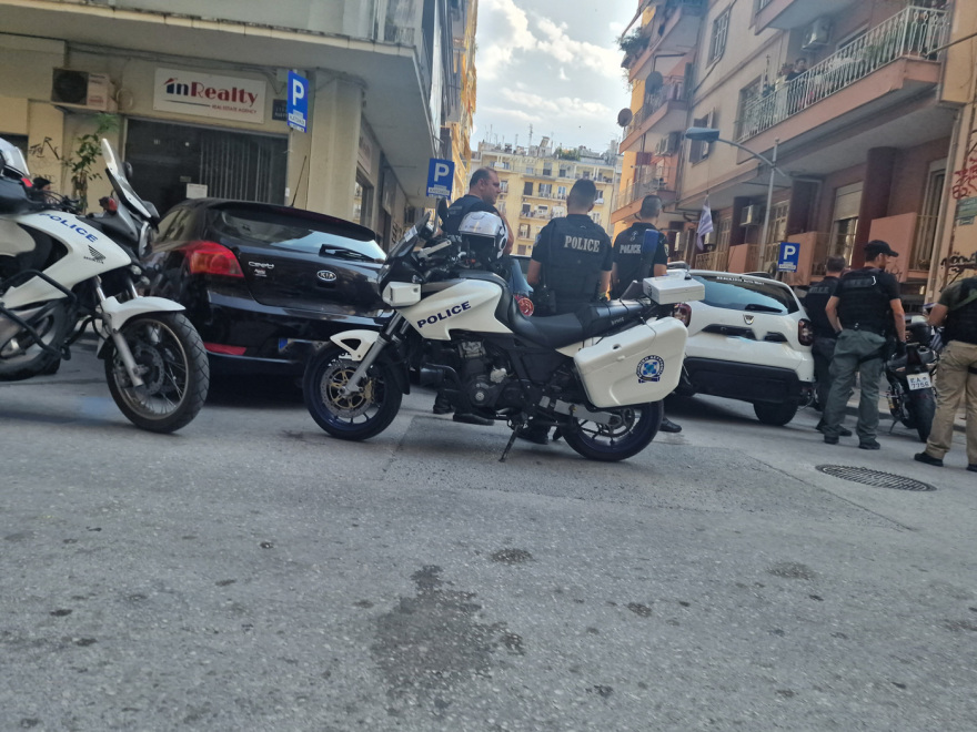 Θεσσαλονίκη: Άνδρας κυνηγούσε με μαχαίρι 17χρονο και μετά «ταμπουρώθηκε» σε διαμέρισμα