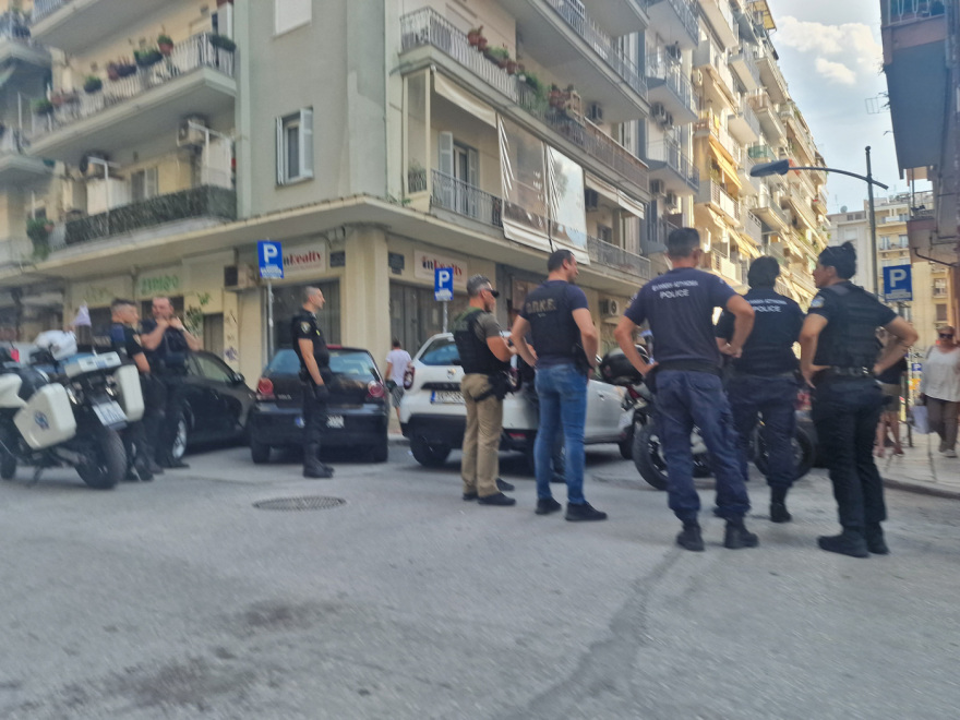 Θεσσαλονίκη: Άνδρας κυνηγούσε με μαχαίρι 17χρονο και μετά «ταμπουρώθηκε» σε διαμέρισμα