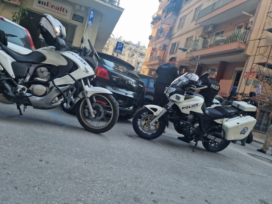 Θεσσαλονίκη: Άνδρας κυνηγούσε με μαχαίρι 17χρονο και μετά «ταμπουρώθηκε» σε διαμέρισμα