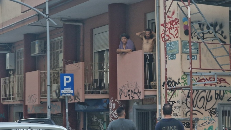 Θεσσαλονίκη: Άνδρας κυνηγούσε με μαχαίρι 17χρονο και μετά «ταμπουρώθηκε» σε διαμέρισμα