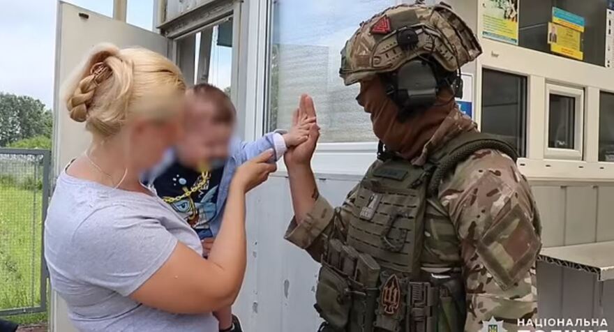 Πόλεμος στην Ουκρανία: Κύκλωμα εμπορίας βρεφών - Θα πουλούσε 11 μηνών μωρό σε διακινητές για 25.000 ευρώ (βίντεο)