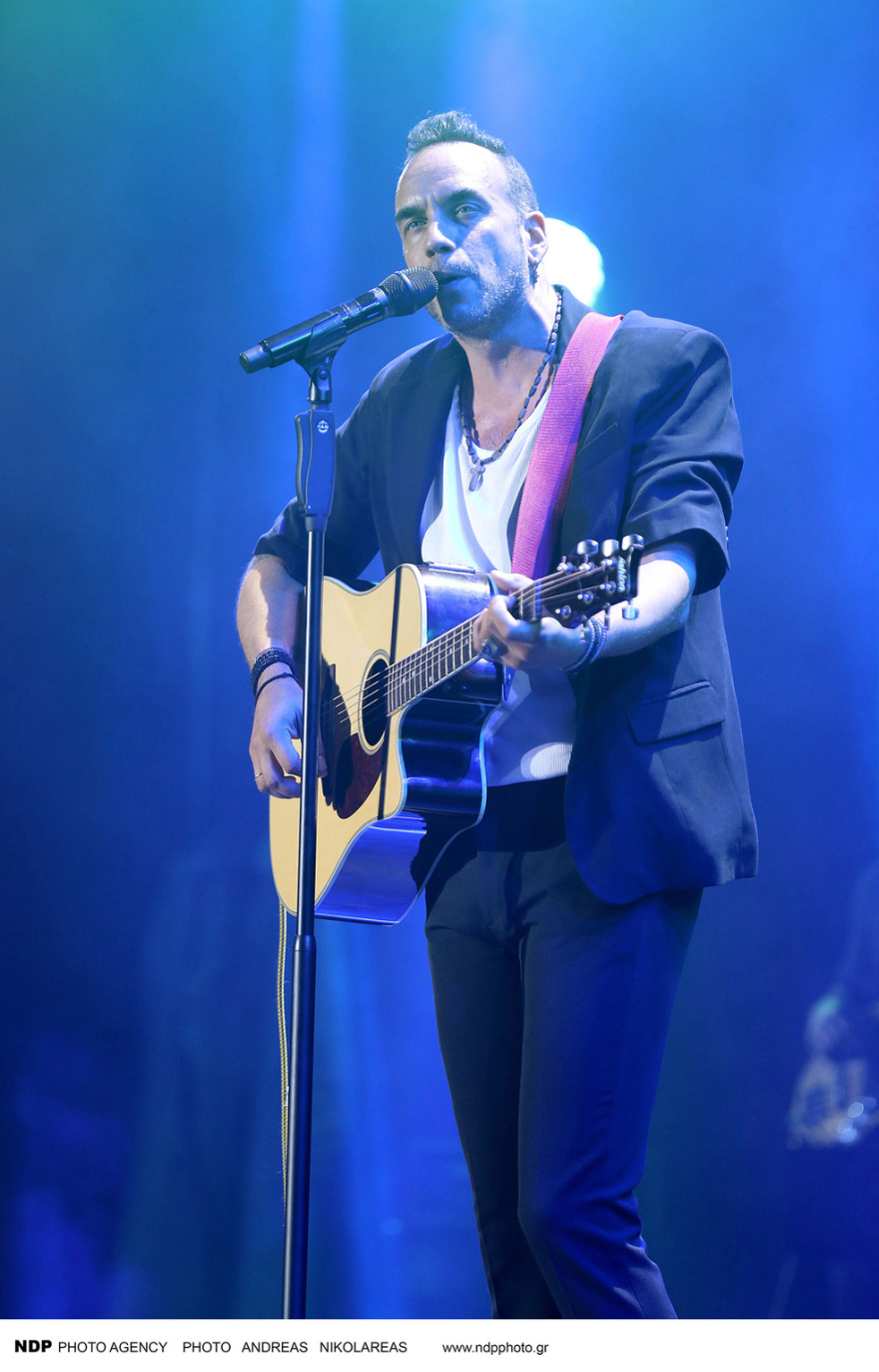 Φωτογραφίες: Η σύζυγος του Πάνου Μουζουράκη, Μαριλού Κοζάρη, βρέθηκε στη συναυλία του